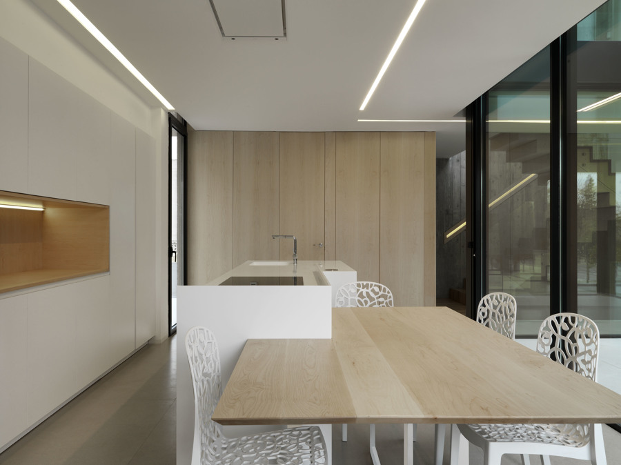 Cocina barra y mesa de madera