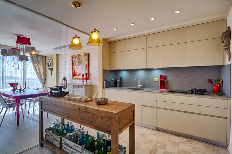 Cocina abierta a comedor y terraza