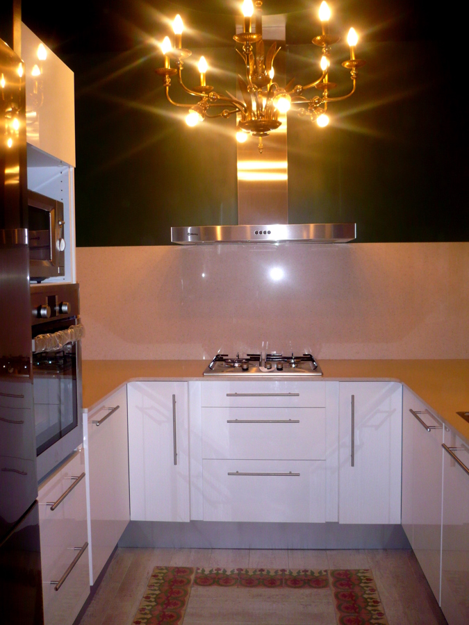 cocina abierta a salón vintage con lámpara araña de anticuario