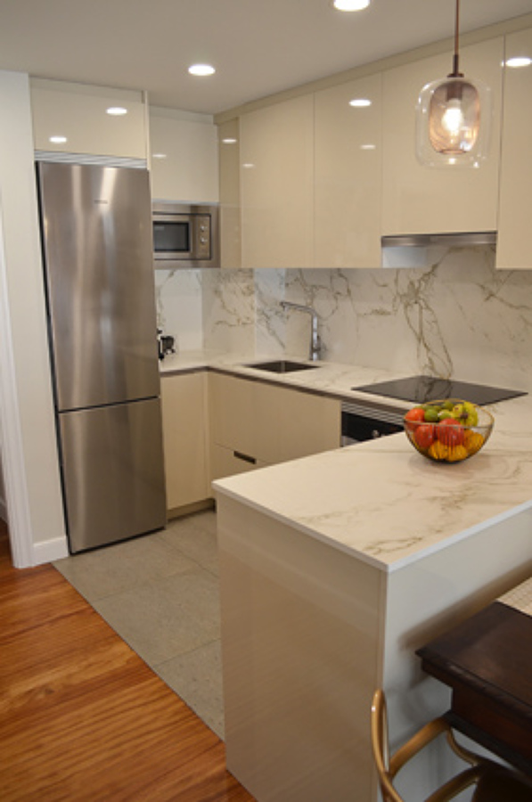 COCINA ABIERTA AL COMEDOR CON PENÍNSULA