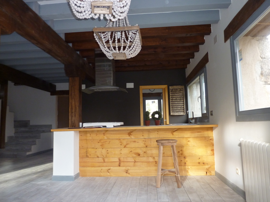 Cocina abierta al salón con barra americana