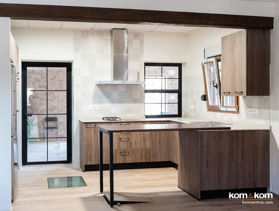 Cocina abierta al salón en casa de campo