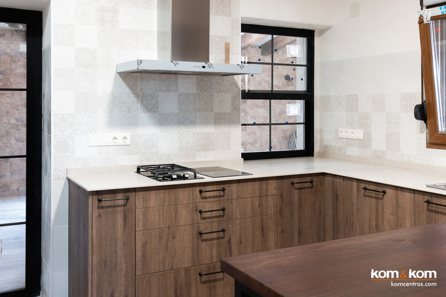 Cocina abierta al salón en casa de campo