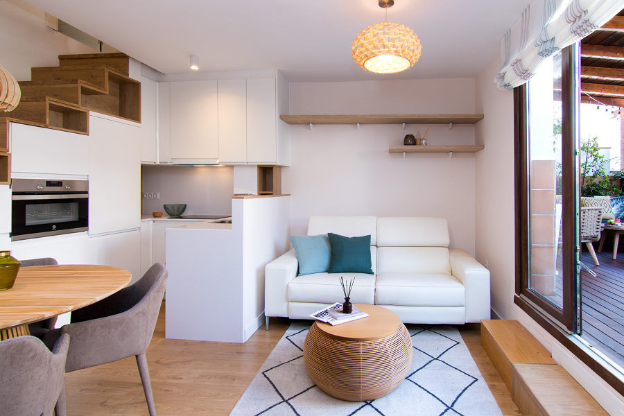 Cocina abierta e integrada en escalera