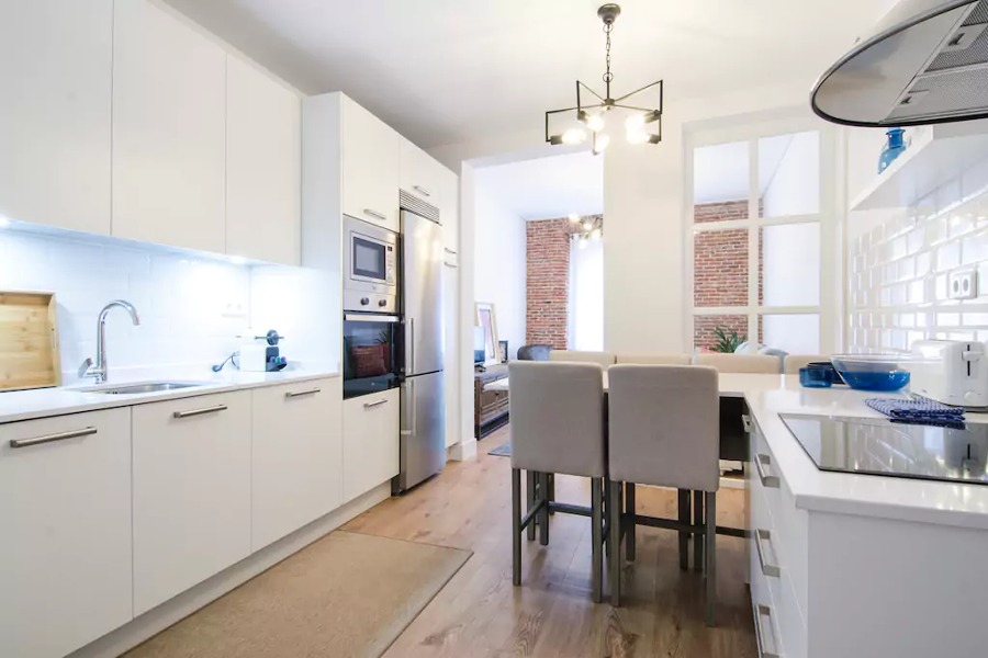 cocina abierta para disfrutar con amigos