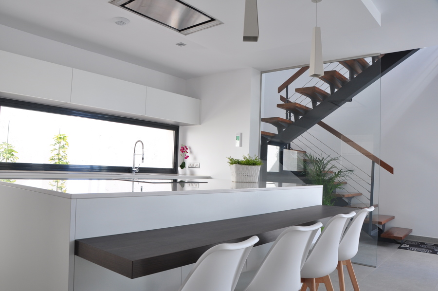 Cocina abierta y escalera