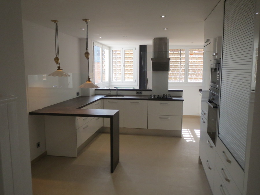 Cocina alargada y luminosa