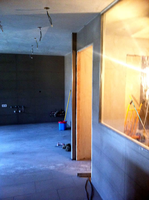 Cocina alicatada y ventana con el fijo de cristal