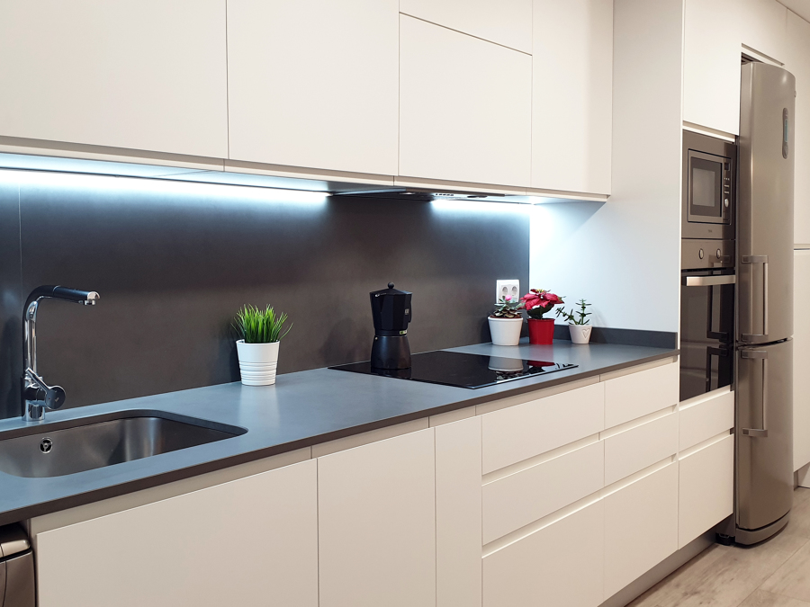 Cocina Blanca con Encimera Gris