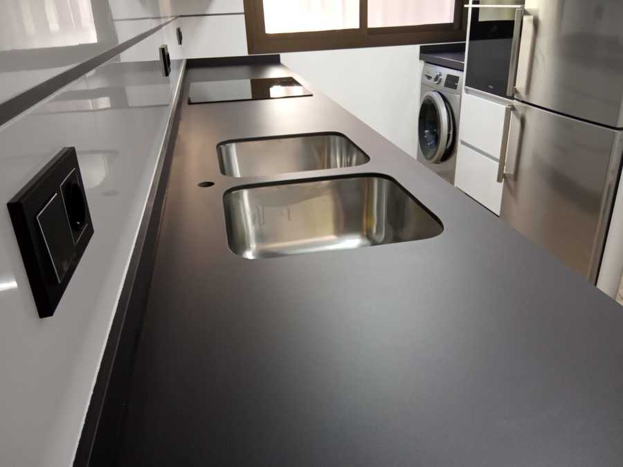 Cocina blanco brillo encimera mate