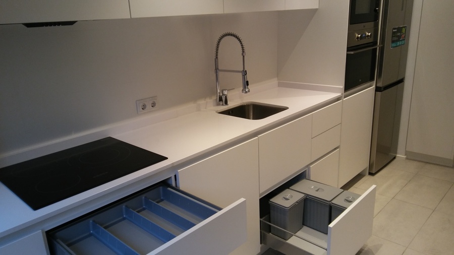 Cocina blanco mate y meseta sencilla de silestone