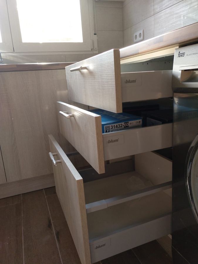 COCINA, CAJONES HERRAJES BLUM