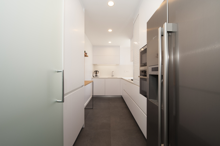 Cocina cerrada en blanco - Sincro