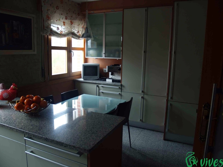 Cocina comedor totalmente equipada con muebles de madera en Zaragoza