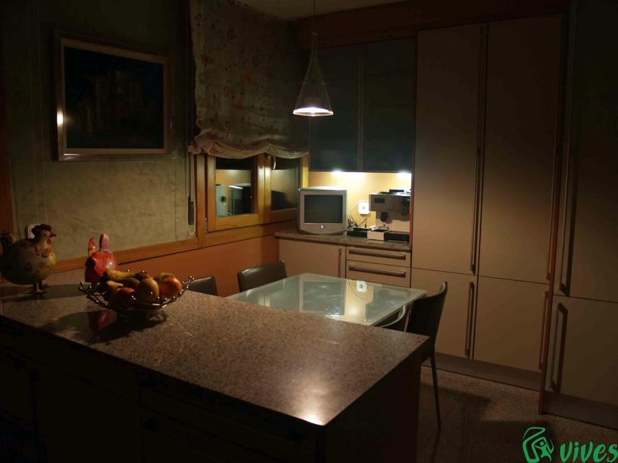 Cocina comedor totalmente equipada con muebles de madera en Zaragoza