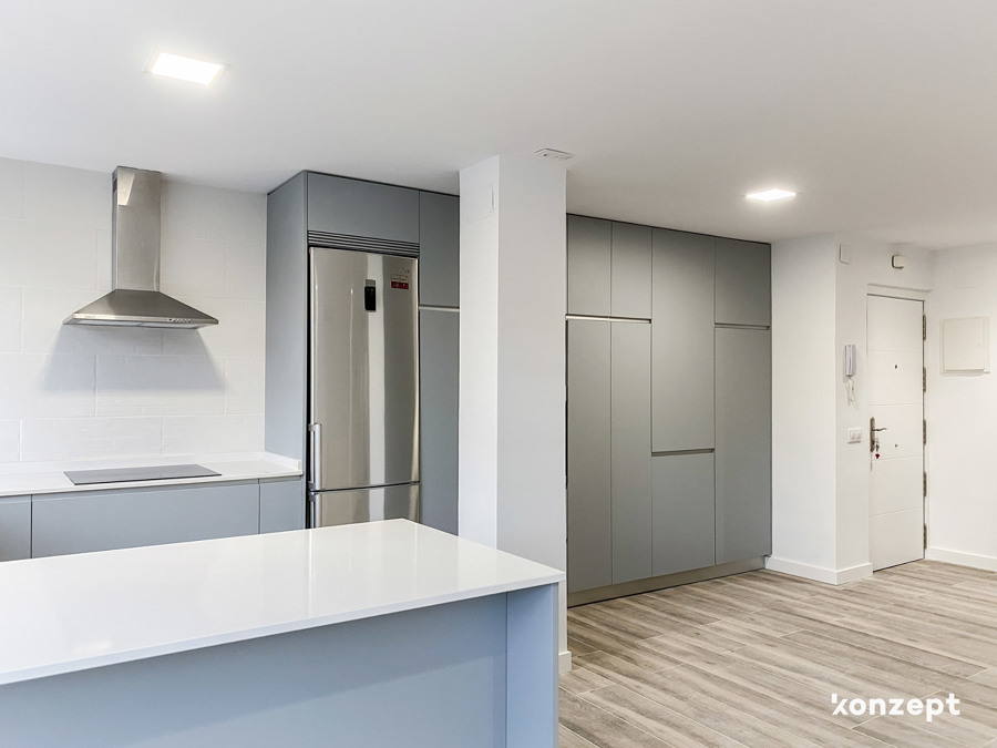 Cocina con almacenaje en columnas