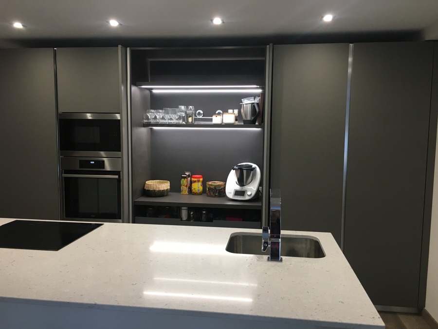 COCINA CON ARMARIO BREAKFAST ABIERTO