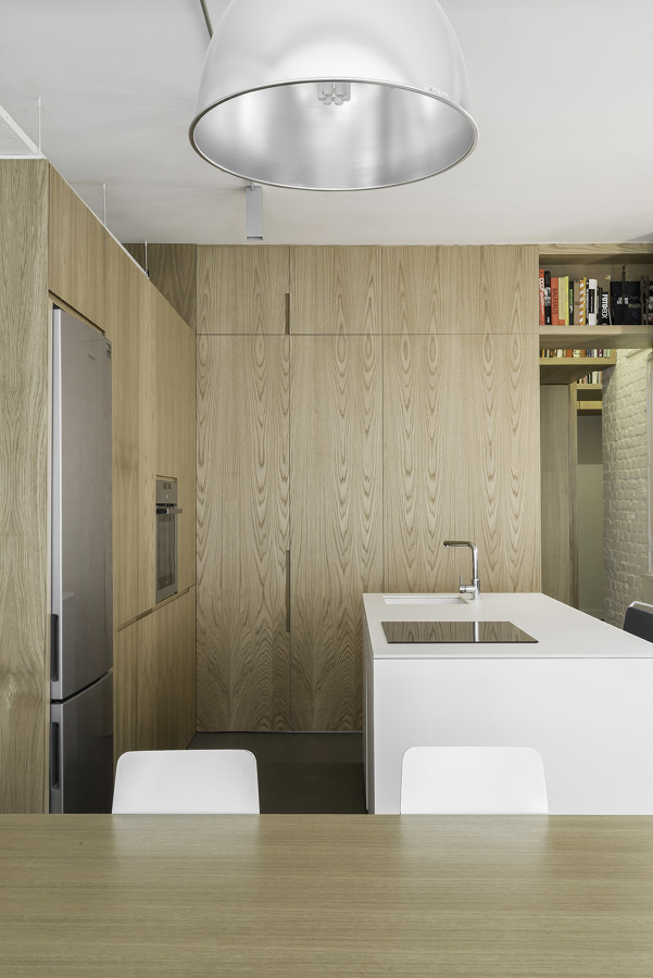 cocina con armarios de madera