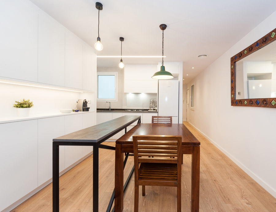 Cocina con barra y mesa comedor