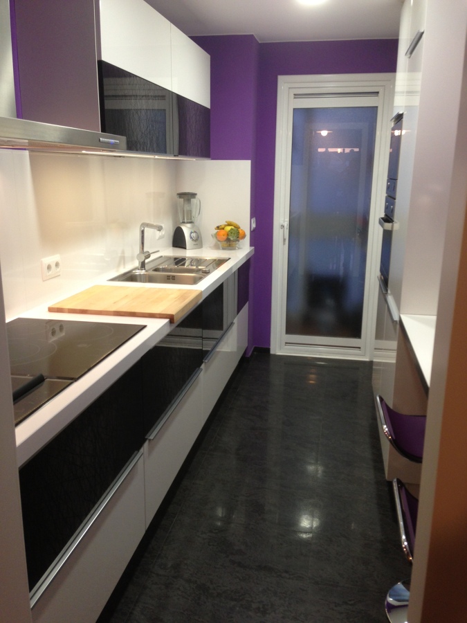 COCINA CON COMBINACION DE COLORES