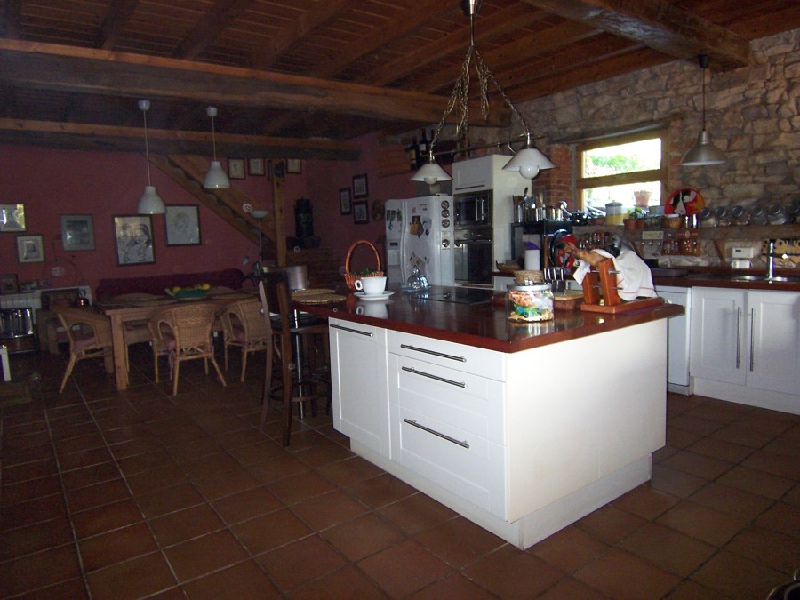 Cocina con comedor al fondo