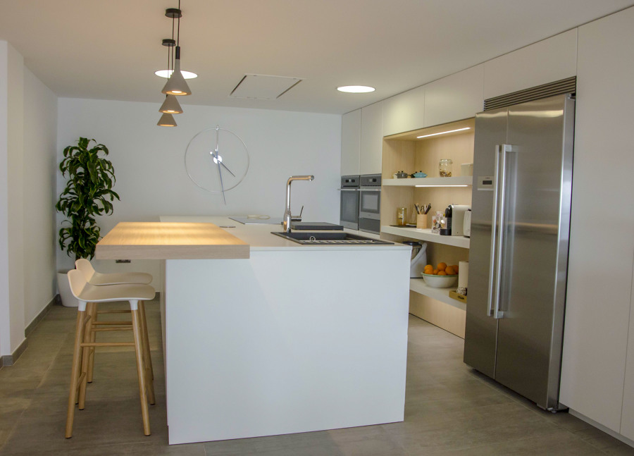 Cocina con comedor de estilo nórdico