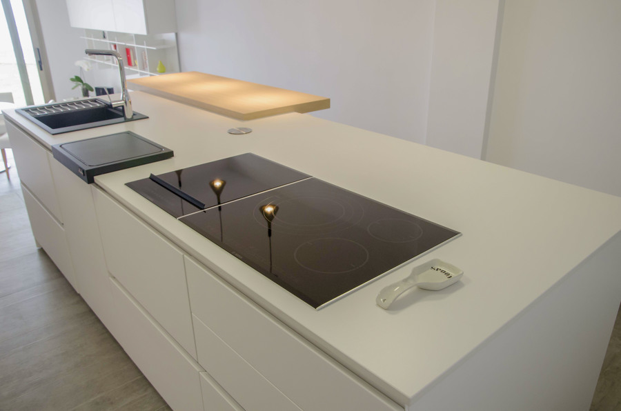 Cocina con comedor de estilo nórdico