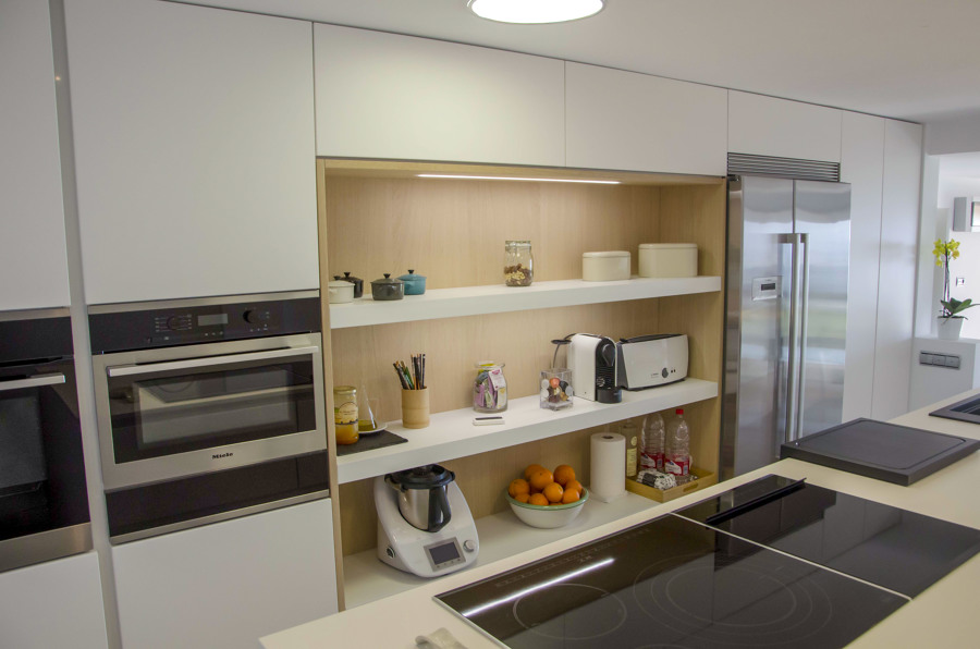 Cocina con comedor de estilo nórdico