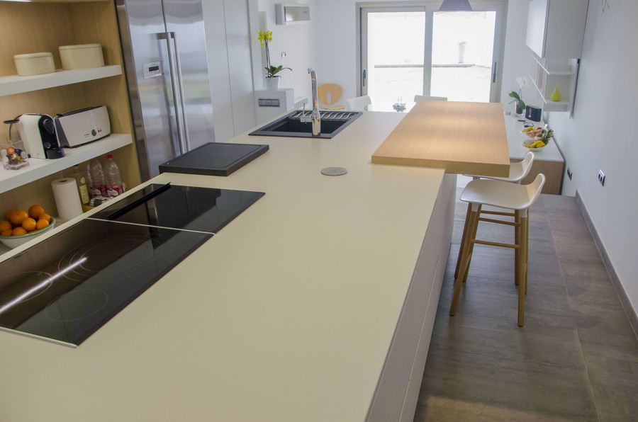 Cocina con comedor de estilo nórdico