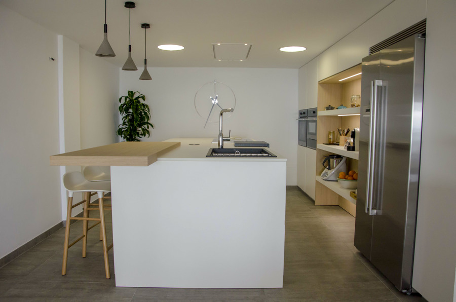 Cocina con comedor de estilo nórdico