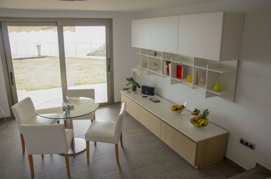 Cocina con comedor de estilo nórdico