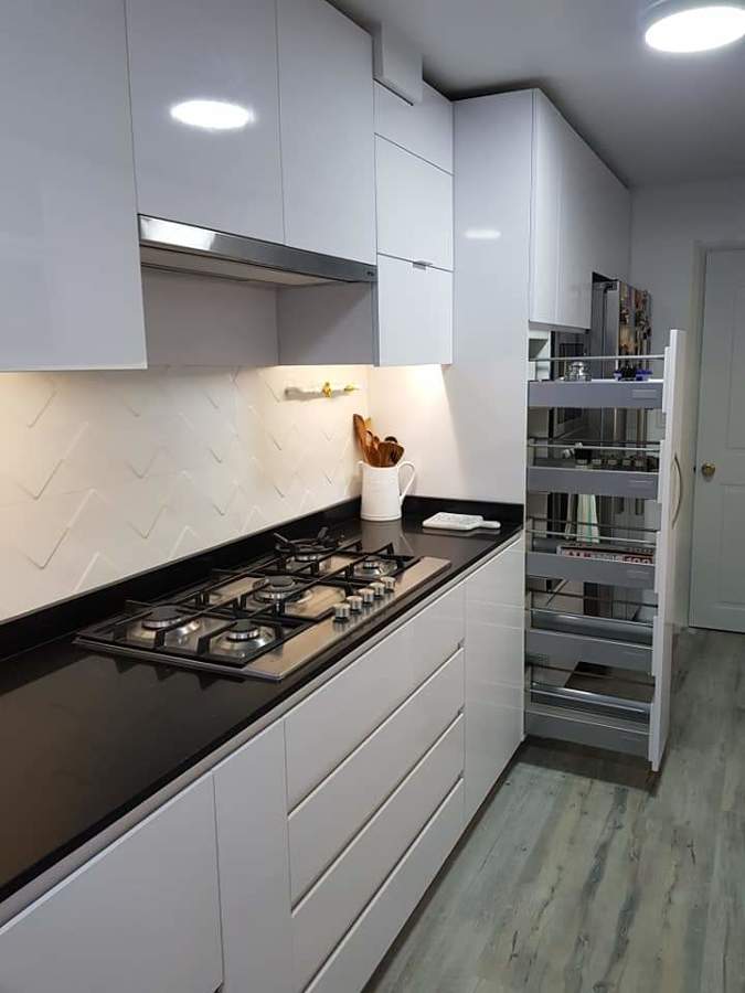 Cocina con despensero con ruedas