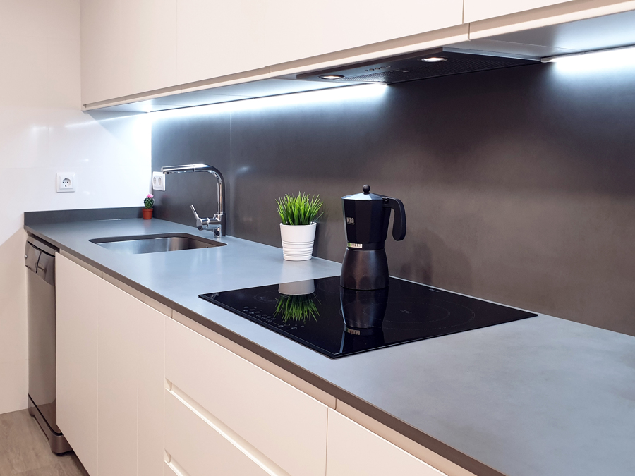 Cocina con Encimera y Frente en Gris