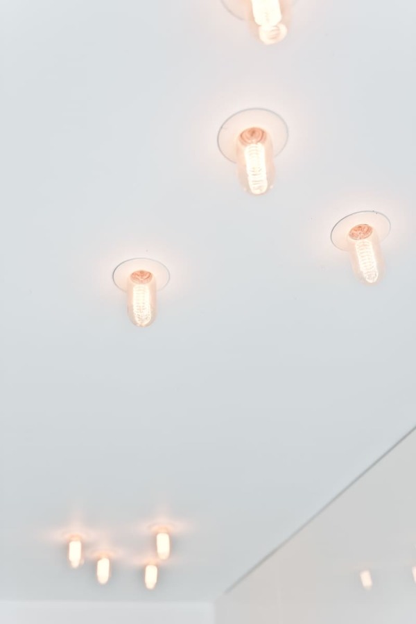 Cocina con focos de techo