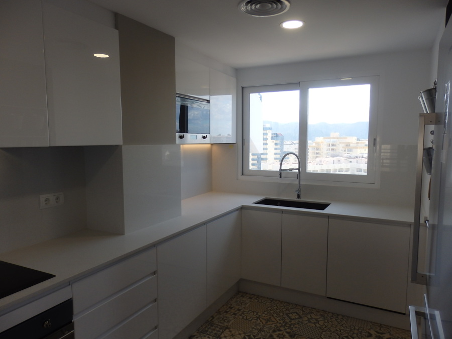 Cocina con fregadero negro