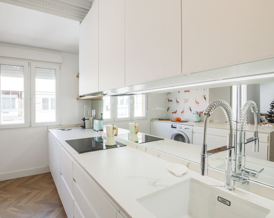 Cocina con frente de espejo