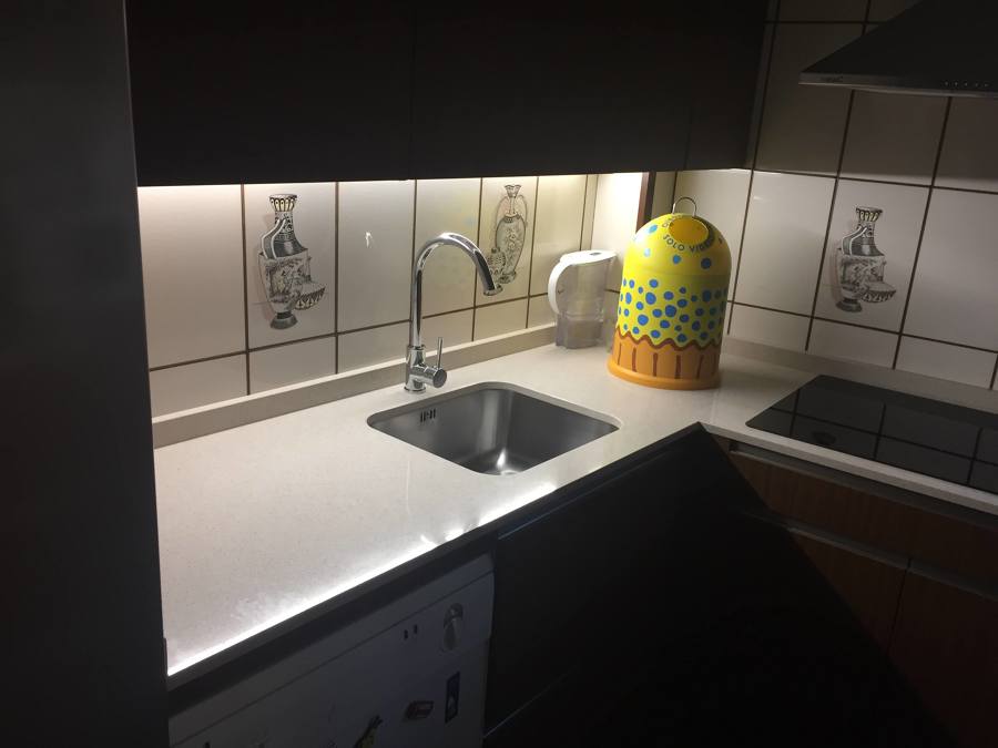 cocina con iluminación led