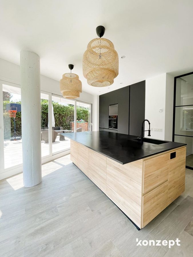 cocina con isla color negro y madera