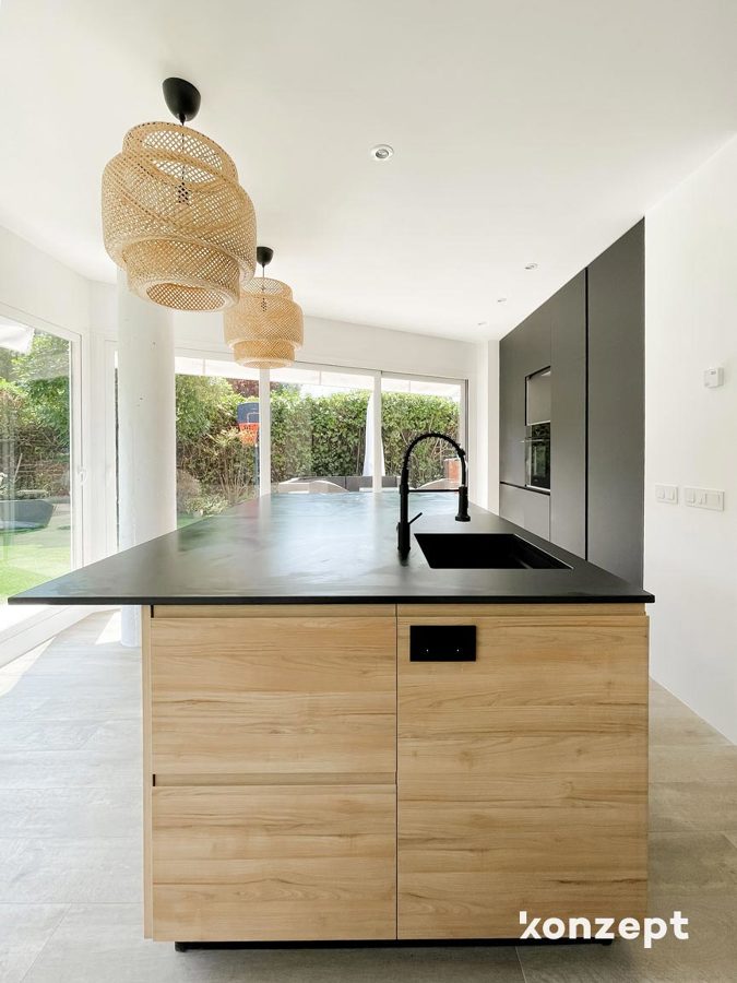 cocina con isla color negro y madera