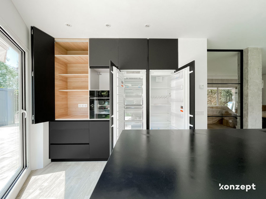 cocina con isla color negro y madera