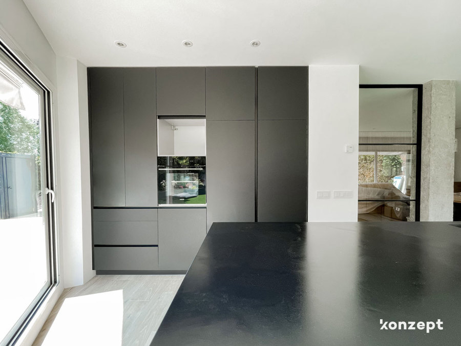 cocina con isla color negro y madera