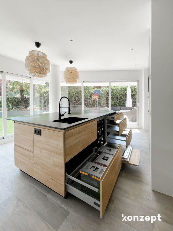 cocina con isla color negro y madera