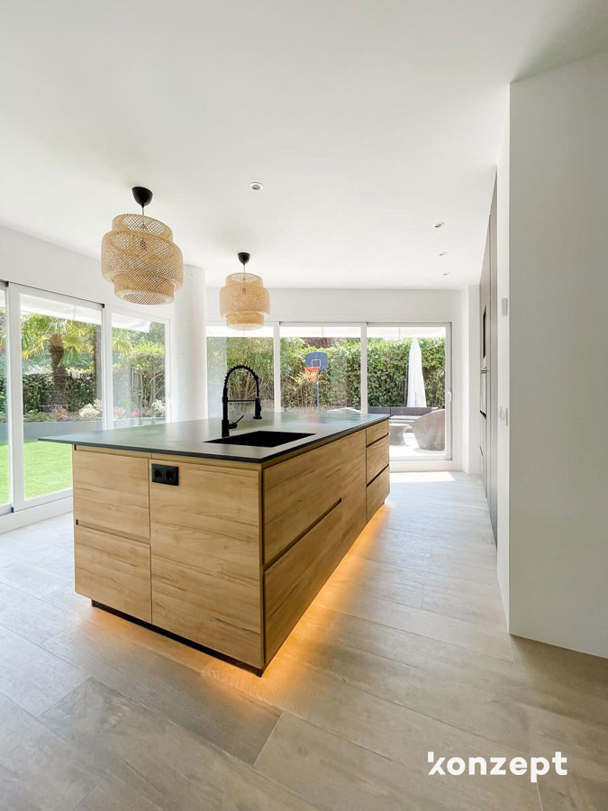 cocina con isla color negro y madera