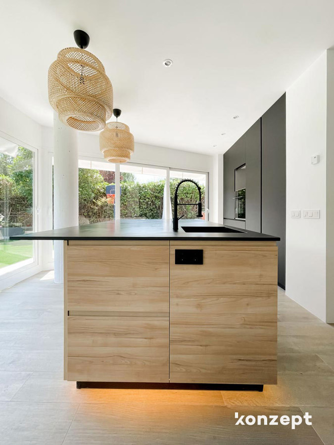 cocina con isla color negro y madera