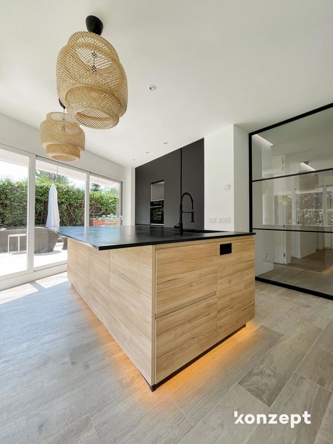 cocina con isla color negro y madera