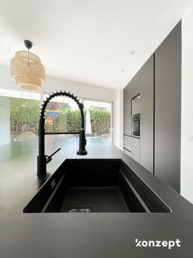 cocina con isla color negro y madera