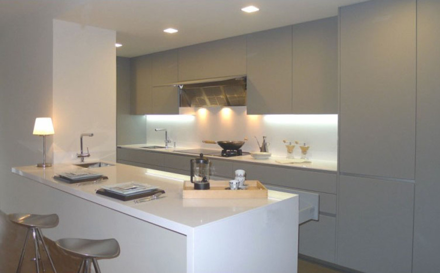 Cocina con isla con interiorismo Total White