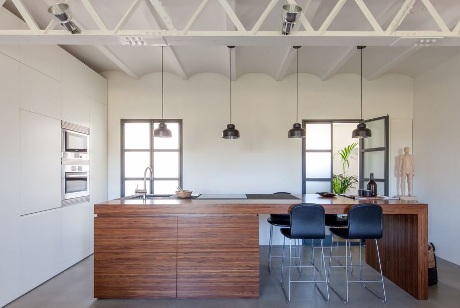 cocina con isla de madera