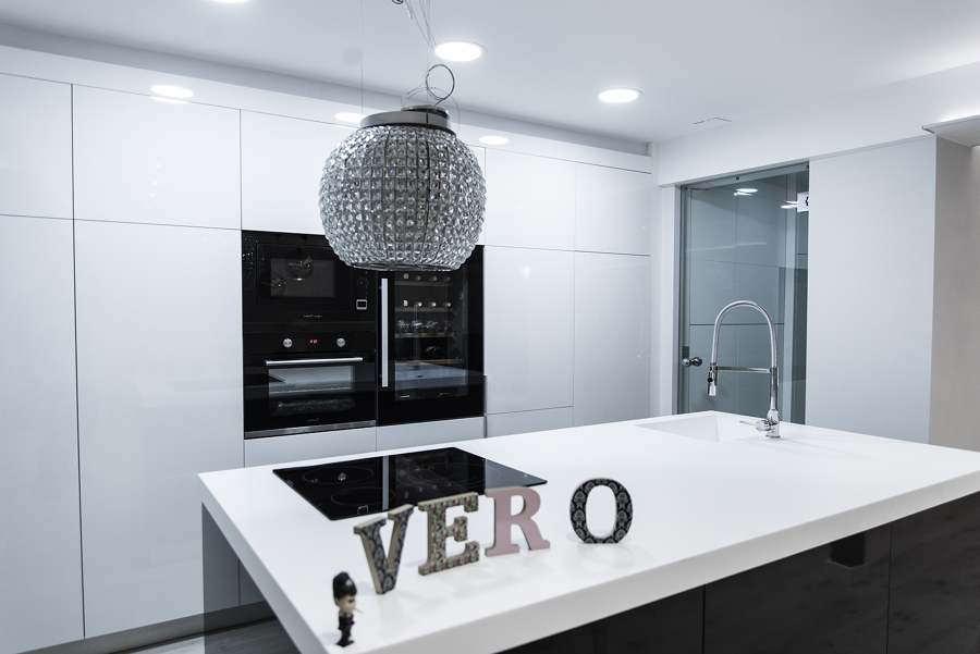 Cocina con isla en blanco y negro y una campana diferente