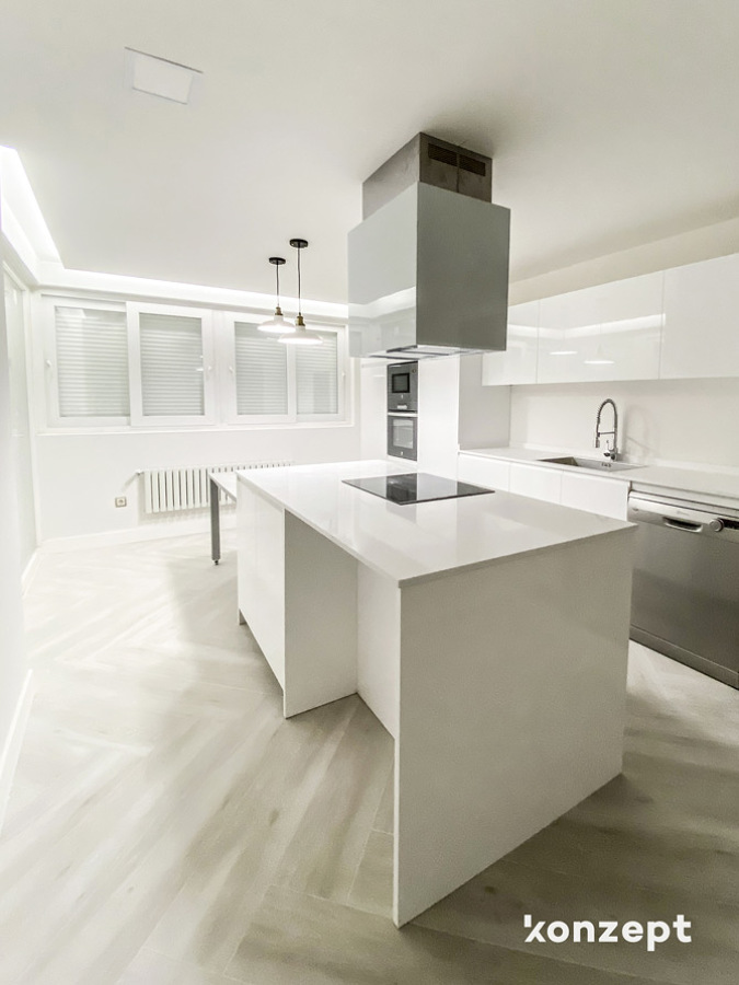 Cocina con isla y mesa